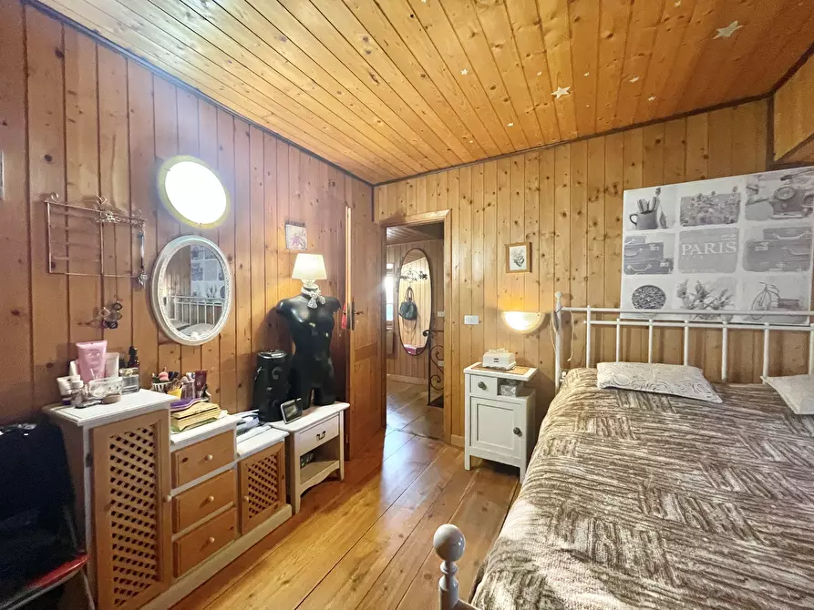 Immagine 41 di Porzione di casa in vendita  a Massarosa