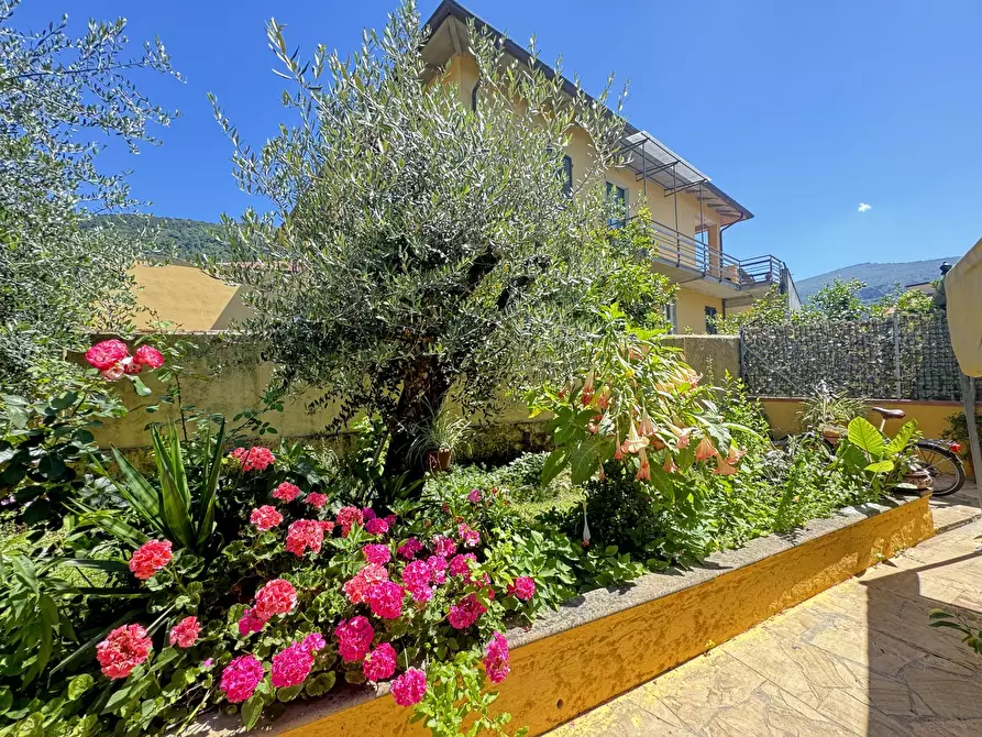 Immagine 55 di Porzione di casa in vendita  a Massa