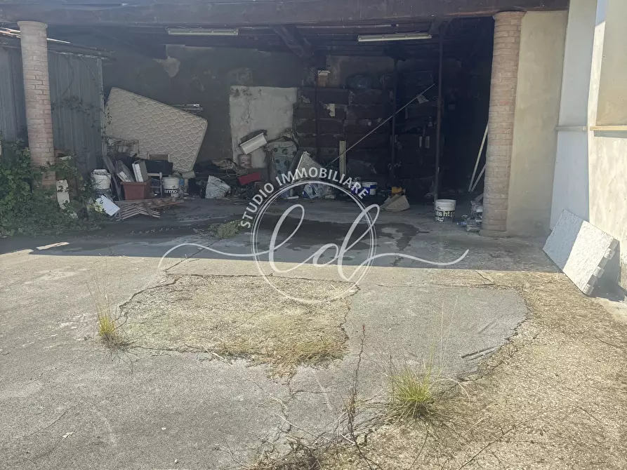 Immagine 30 di Attività artigianale in affitto  a Pietrasanta