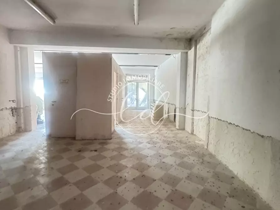 Immagine 28 di Attività artigianale in affitto  a Pietrasanta