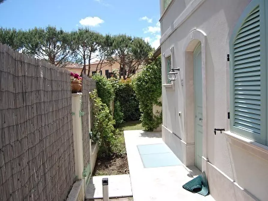 Immagine 4 di Casa indipendente in vendita  a Montignoso