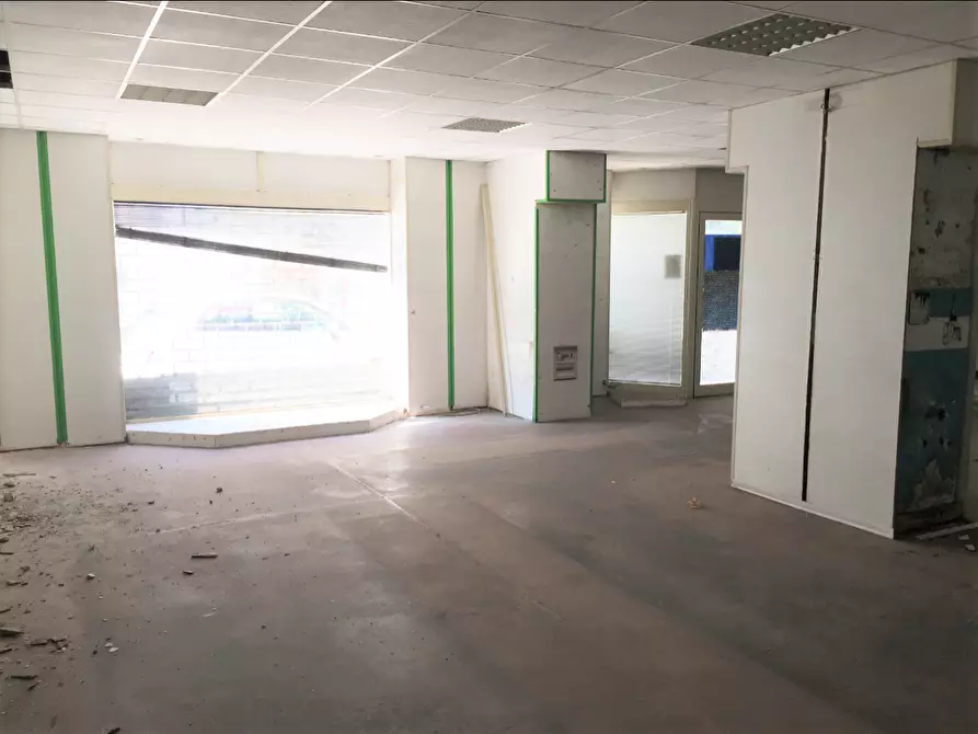 Immagine 2 di Locale commerciale in vendita  in Via della Peschiera a Anagni