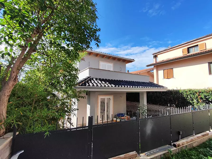 Immagine 1 di Villa in vendita  in Via Colleferro 64 a Guidonia Montecelio