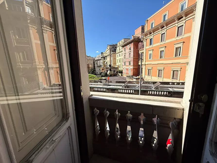 Immagine 11 di Pentalocale in vendita  in Via Salaria 126 a Roma