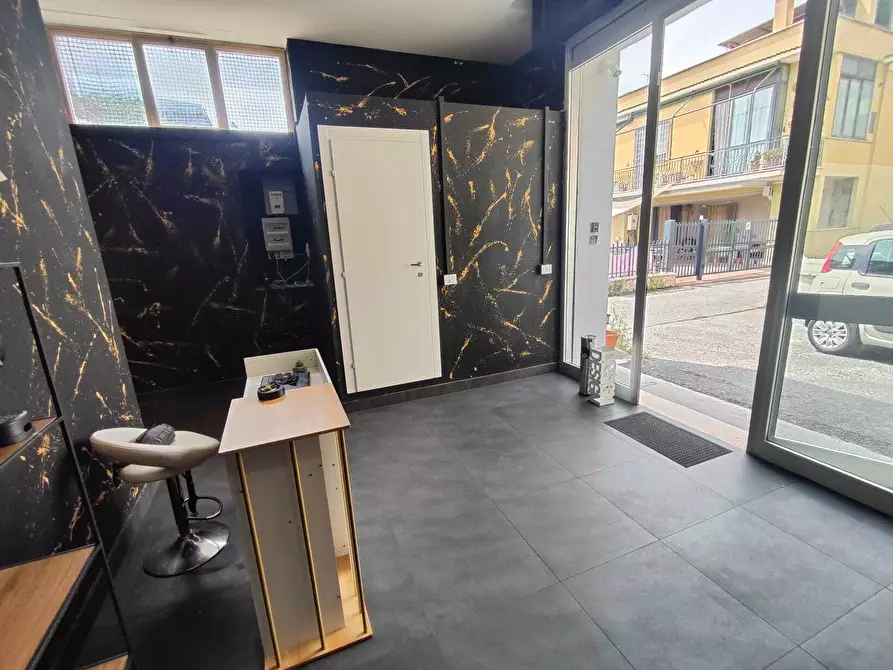 Immagine 11 di Attività commerciale in vendita  in Via Fratelli Bandiera a Guidonia Montecelio