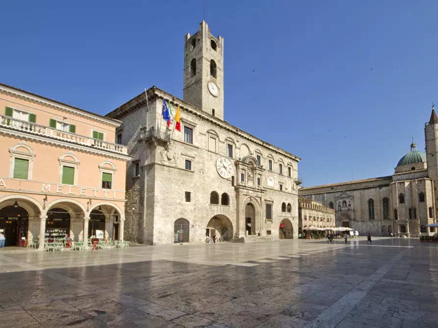 Immagine 1 di Locale commerciale in vendita  in Piazza del Popolo a Ascoli Piceno