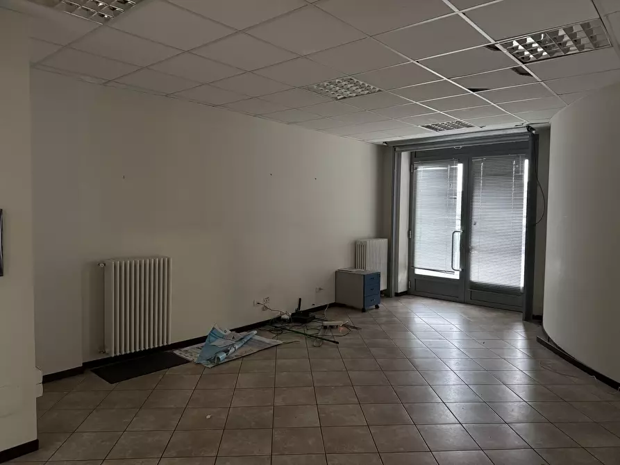 Immagine 12 di Locale commerciale in vendita  in Viale Pavia 18 a Lodi