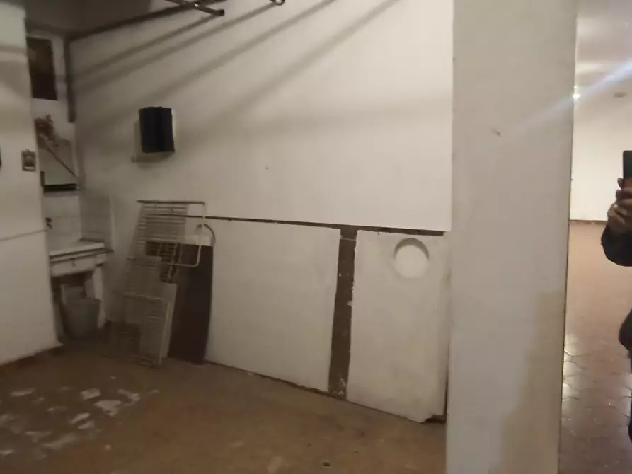 Immagine 4 di Locale commerciale in vendita  in Via Alessandro Volta a San Remo