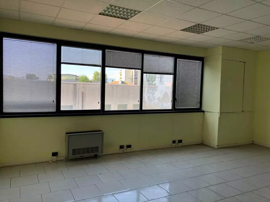 Immagine 7 di Ufficio in vendita  a Sarzana
