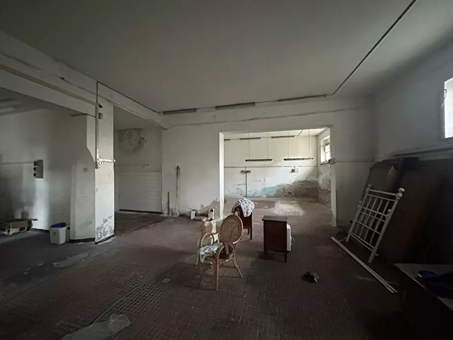 Immagine 4 di Locale commerciale in vendita  a Sarzana