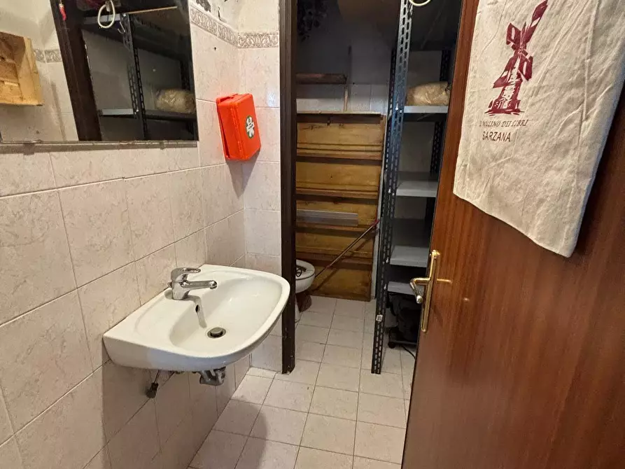 Immagine 9 di Locale commerciale in affitto  a Sarzana