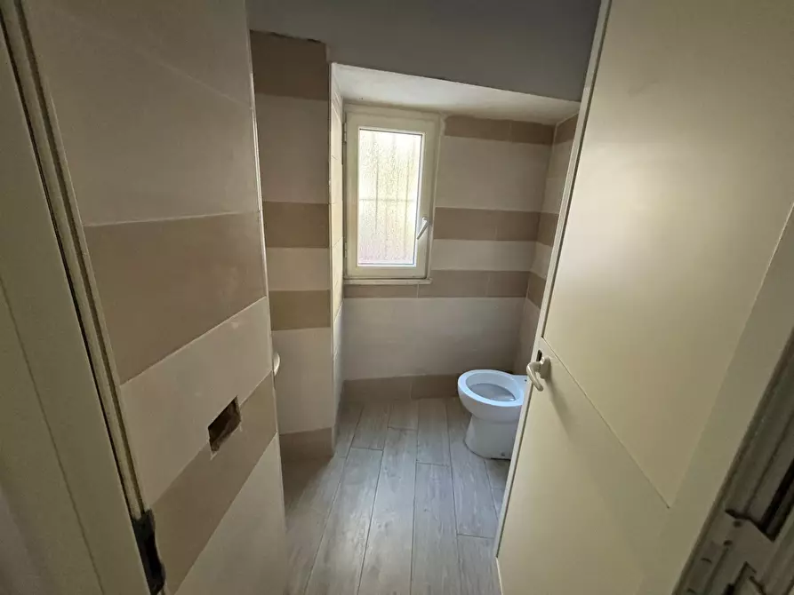 Immagine 3 di Locale commerciale in vendita  a Sarzana