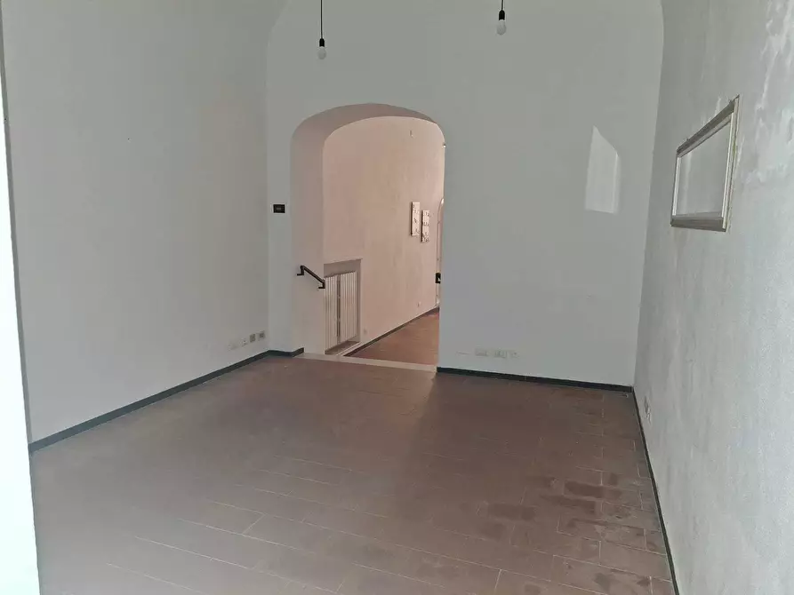 Immagine 5 di Locale commerciale in affitto  a Sarzana