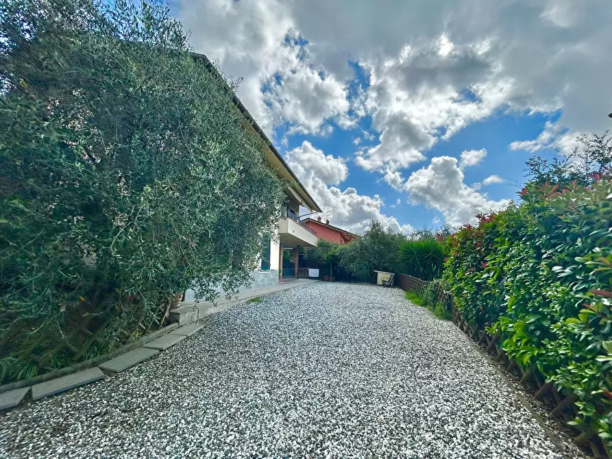 Immagine 11 di Villa in vendita  a Sarzana