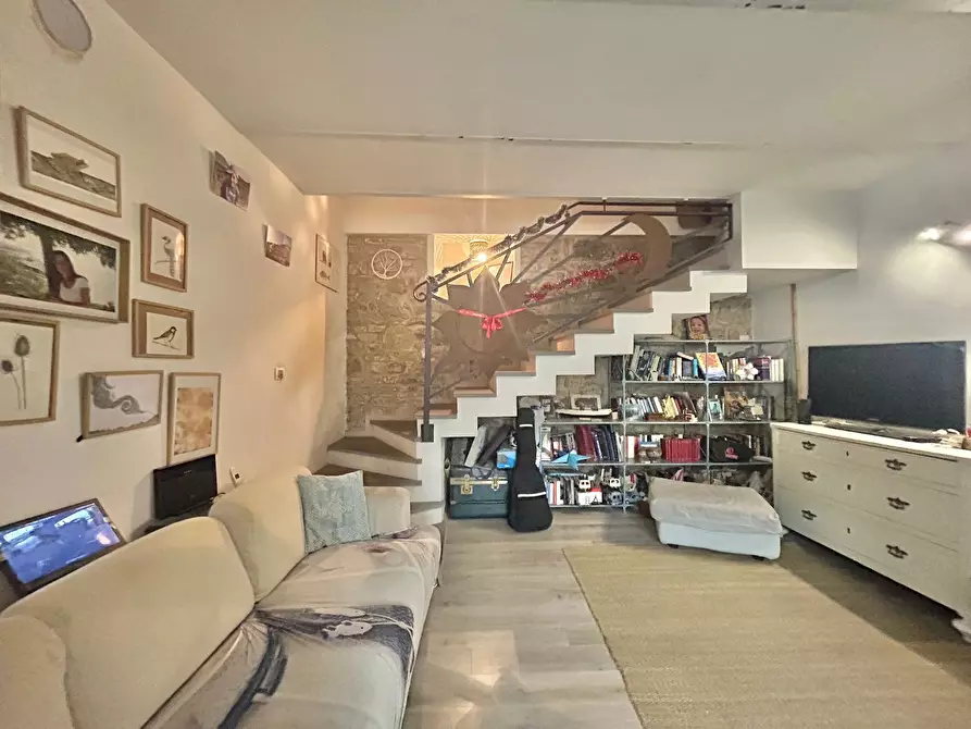 Immagine 3 di Porzione di casa in vendita  a Sarzana