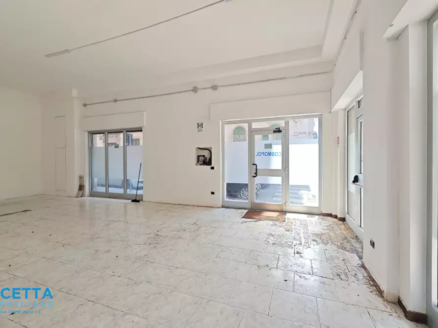 Immagine 17 di Locale commerciale in affitto  in Via Dica di Genova 50 a Taranto