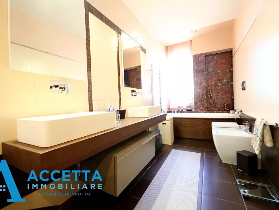 Immagine 16 di Quadrilocale in vendita  in Piazza Giovanni XXIII 13 a Taranto