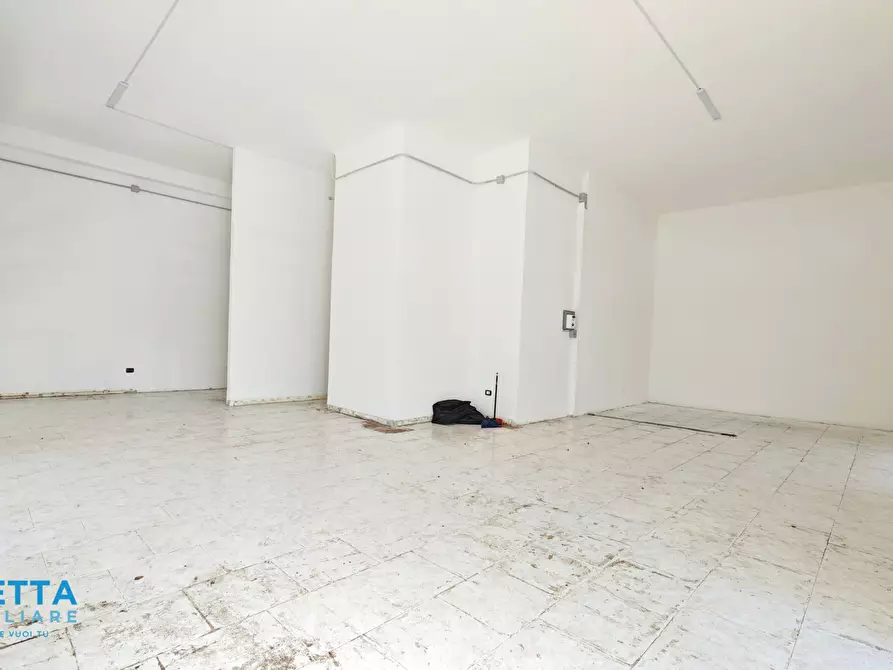 Immagine 8 di Locale commerciale in vendita  in Via Dica di Genova 50 a Taranto