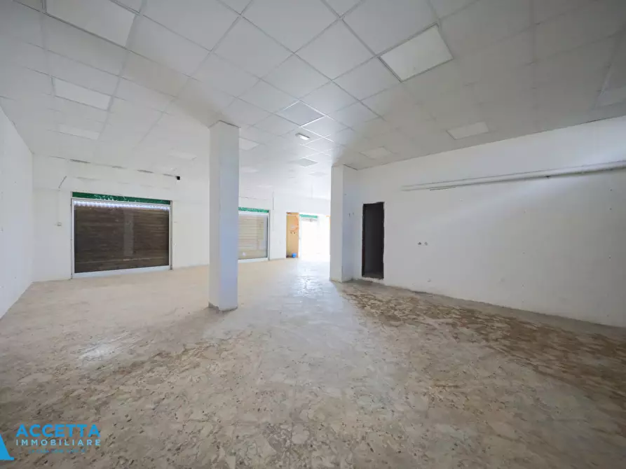 Immagine 11 di Locale commerciale in vendita  in Corso Vittorio Emanuele II 11 a Taranto