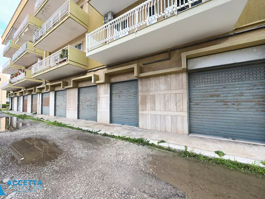 Immagine 15 di Locale commerciale in vendita  in Corso Vittorio Emanuele II 11 a Taranto