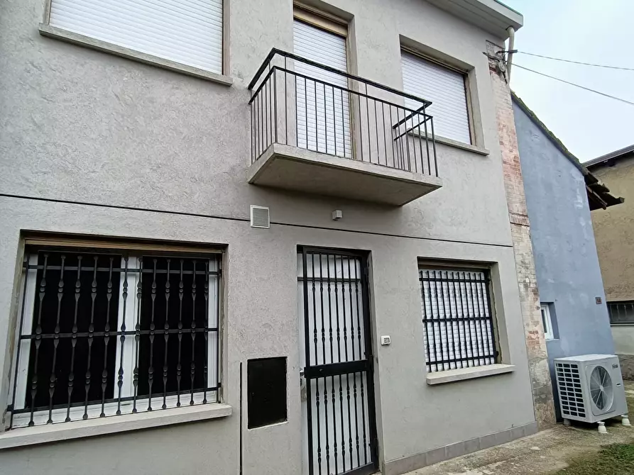 Immagine 1 di Porzione di casa in affitto  in Via Felice Cavallotti 88-92 a Pieve Porto Morone