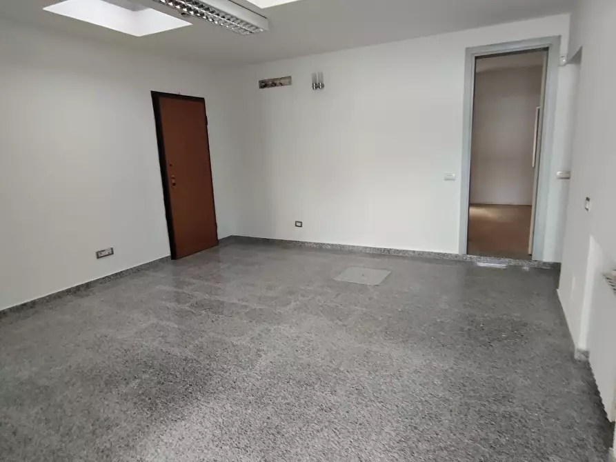 Immagine 14 di Locale commerciale in affitto  in Piazza XX Settembre a Castel San Giovanni