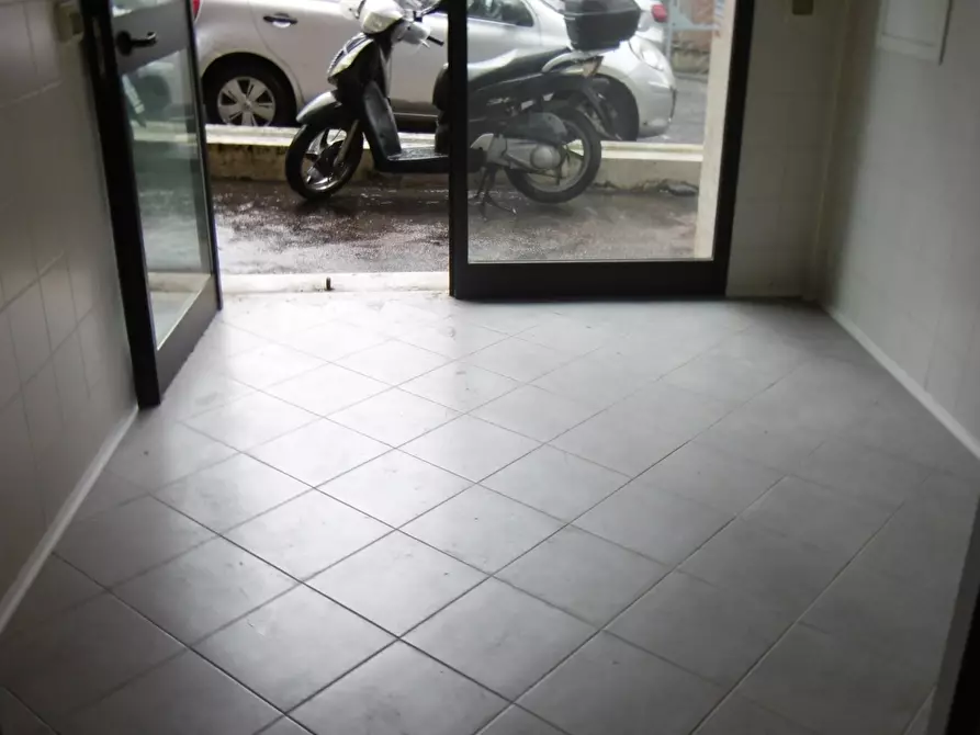 Immagine 1 di Locale commerciale in vendita  in Via Raffaele Paolucci a Roma