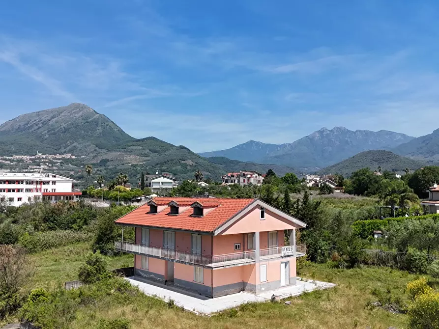 Immagine 5 di Villa in vendita  in Via Santa Croce 26 a Giffoni Sei Casali