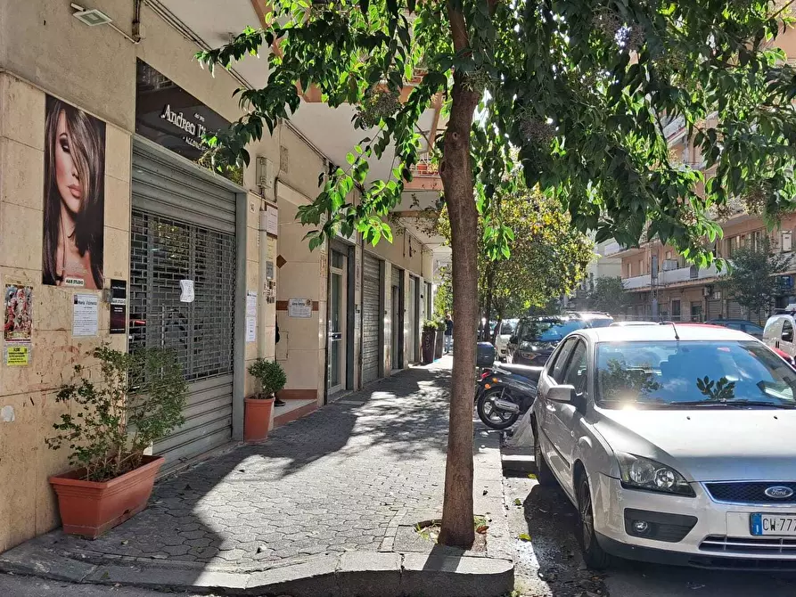 Immagine 3 di Locale commerciale in vendita  in Via Luigi Guercio 147 a Salerno