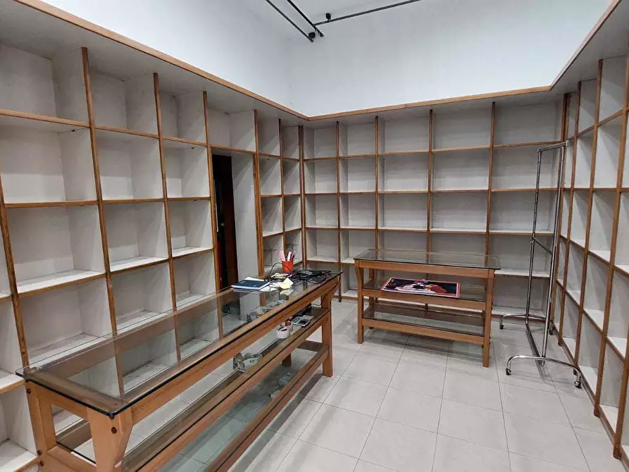 Immagine 14 di Locale commerciale in vendita  in Via del Carmine 89 a Salerno