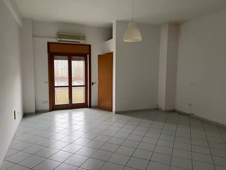 Immagine 9 di Locale commerciale in affitto  in Corso Giuseppe Garibaldi 32 a Baronissi