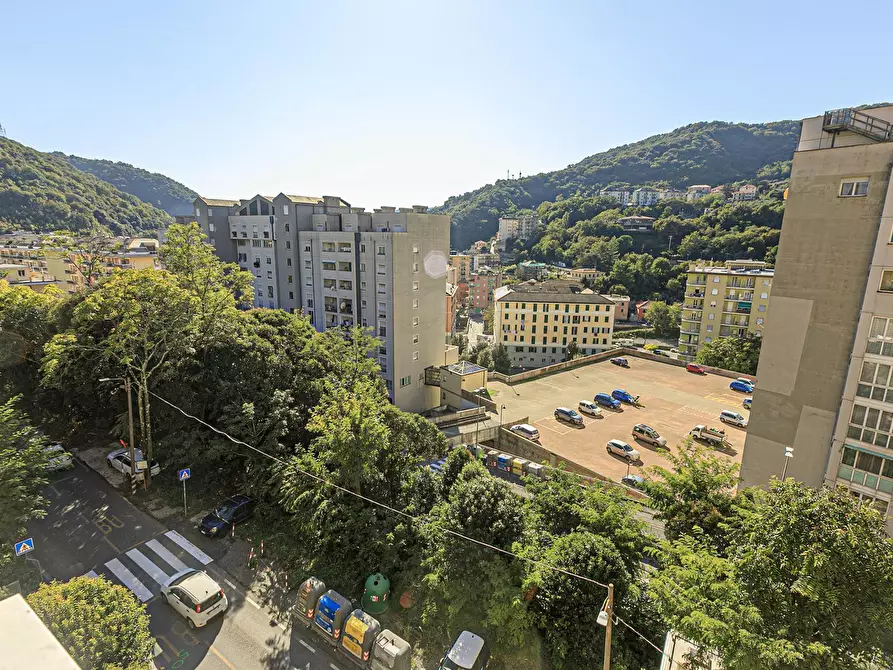 Immagine 1 di Pentalocale in vendita  in Via delle Acacie 10 a Genova