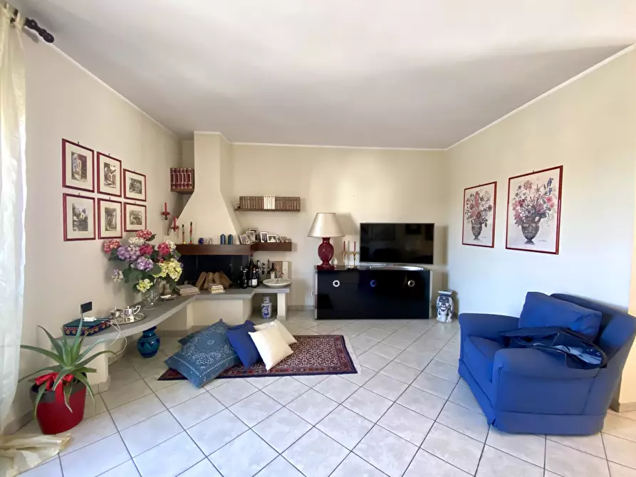 Immagine 3 di Quadrilocale in vendita  in Viale Europa 13 a Grinzane Cavour