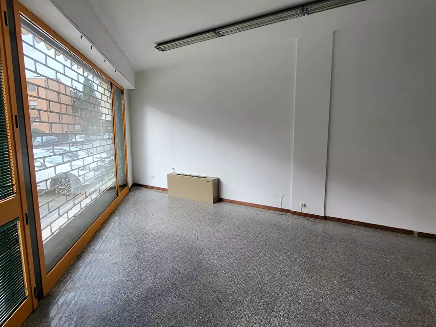 Immagine 4 di Locale commerciale in vendita  a Senigallia