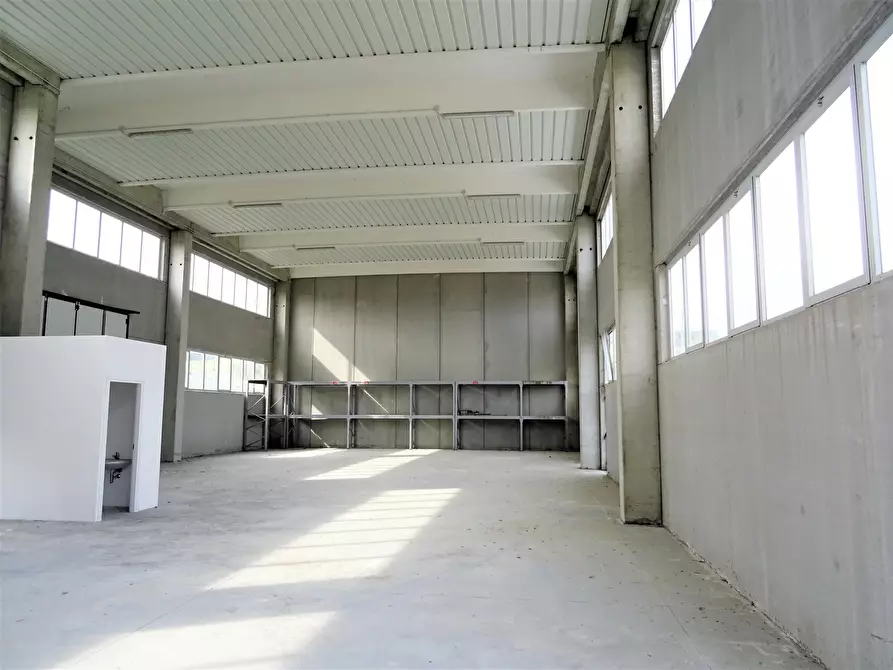 Immagine 2 di Attività artigianale in vendita  a Senigallia