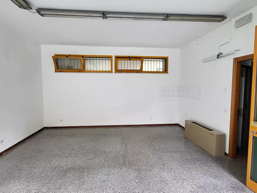 Immagine 2 di Locale commerciale in vendita  a Senigallia