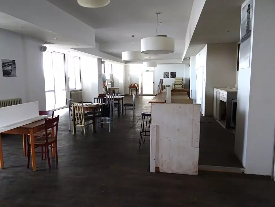 Immagine 3 di Locale commerciale in vendita  a Senigallia