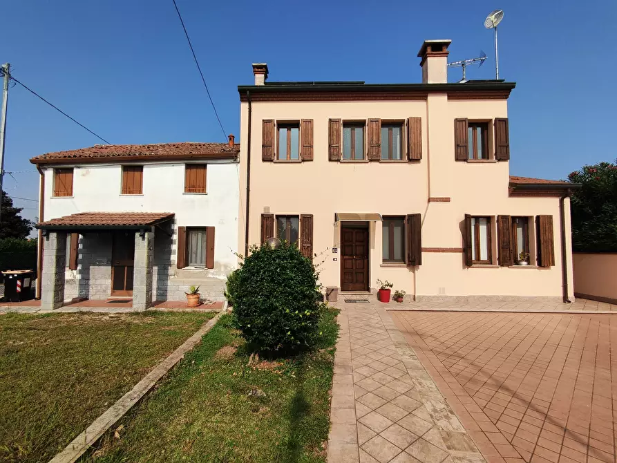 Immagine 1 di Casa indipendente in vendita  in Via Volturno 42 a Rovigo