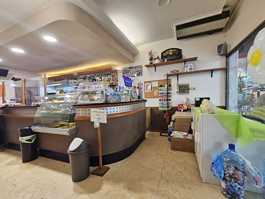 Immagine 2 di Bar / Ristorante in vendita  in Via Eugenio Montale 35 a Carrara