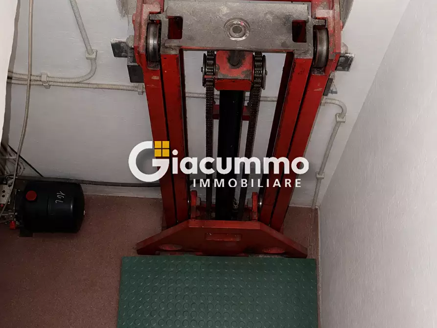 Immagine 10 di Locale commerciale in vendita  in Via Fratelli Bandiera 1 a Potenza
