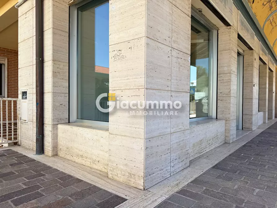 Immagine 1 di Locale commerciale in affitto  in Via Parigi 44-46 a Potenza