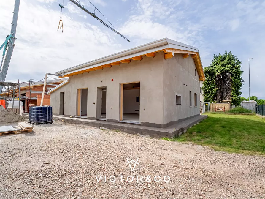 Immagine 19 di Villa in vendita  in Via Isonzo 6 a Oleggio