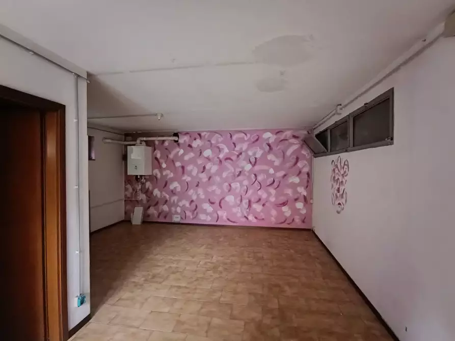 Immagine 9 di Locale commerciale in vendita  a Fornovo Di Taro