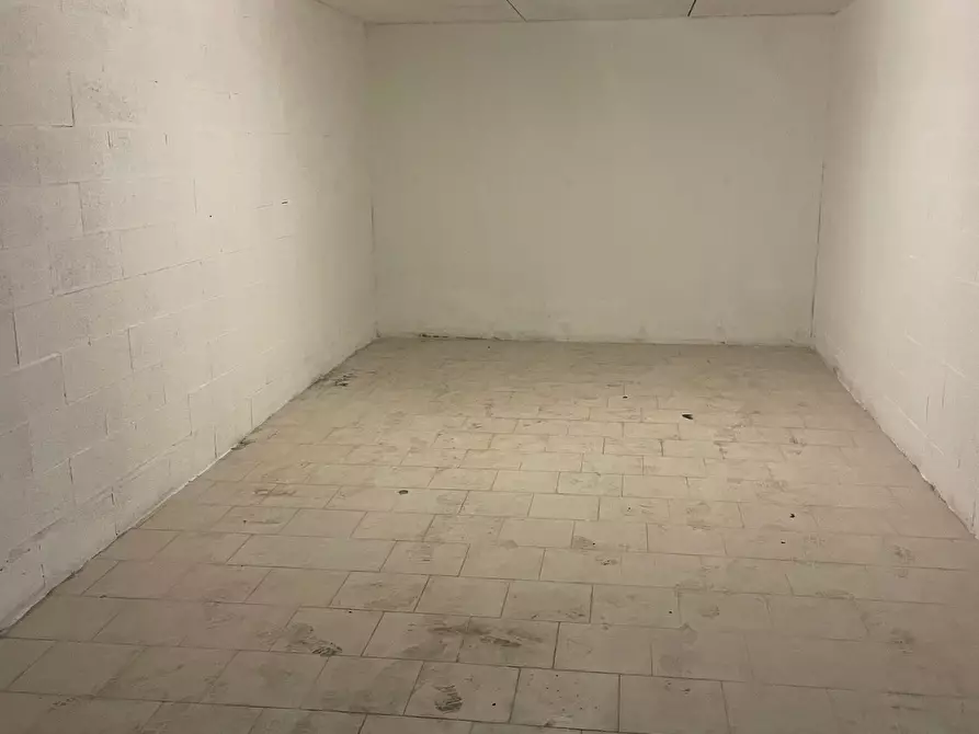 Immagine 3 di Garage in vendita  a Parma