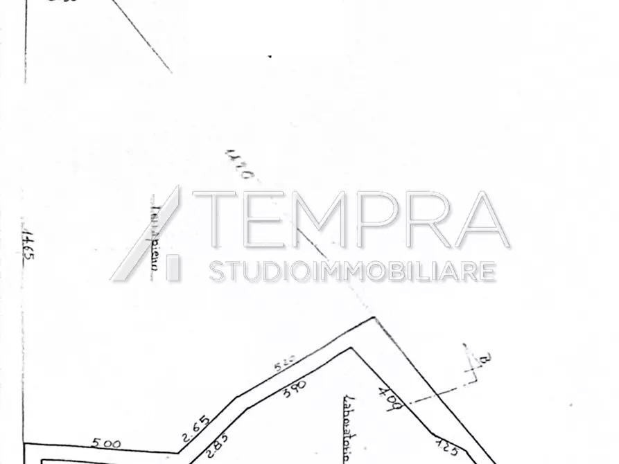 Immagine 17 di Locale commerciale in vendita  a Adrano