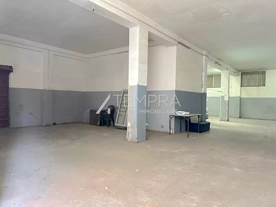 Immagine 3 di Attività artigianale in affitto  in Via dei Fiori a Biancavilla