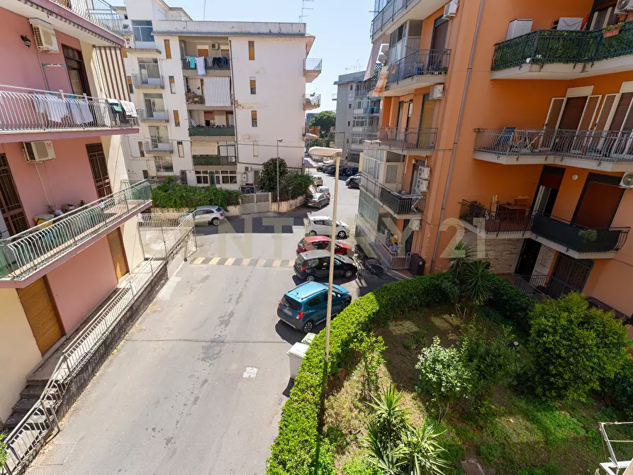 Immagine 40 di Pentalocale in vendita  in Via Carrubella 155 a Gravina Di Catania