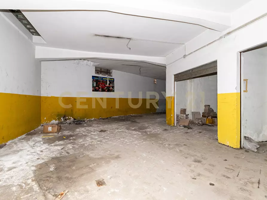 Immagine 23 di Locale commerciale in vendita  in Via Carnazza 37 a Tremestieri Etneo
