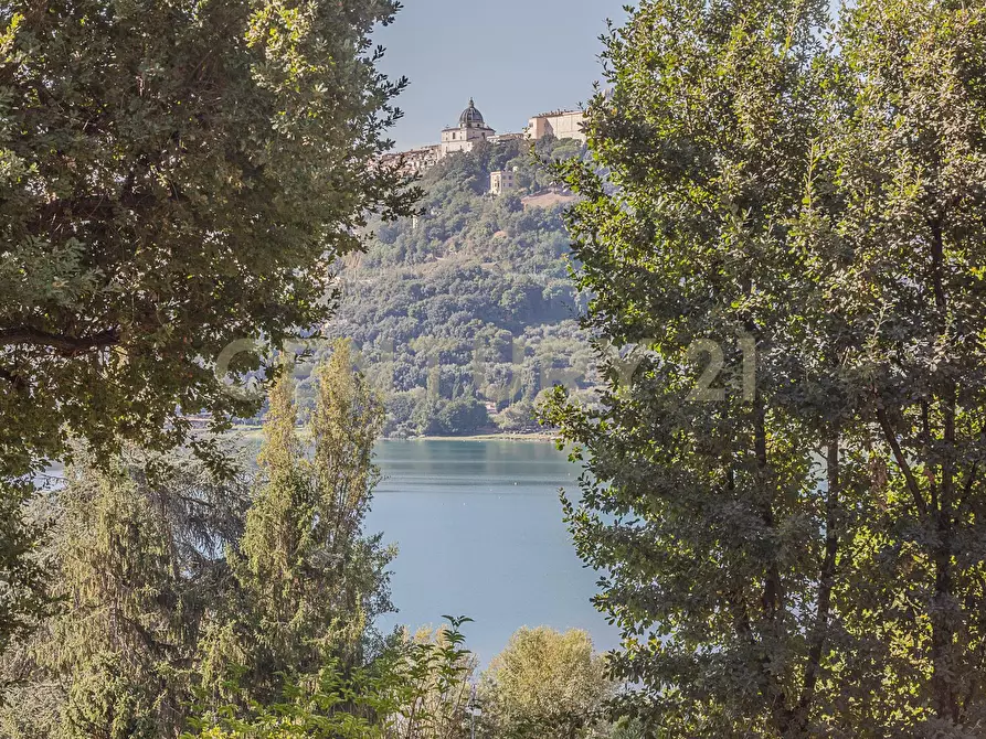 Immagine 1 di Villa in vendita  in Via Spiaggia del Lago 17b a Castel Gandolfo