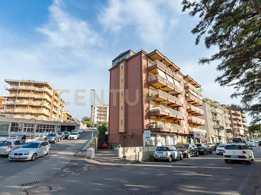 Immagine 21 di Locale commerciale in vendita  in Via Carnazza 81 a Tremestieri Etneo